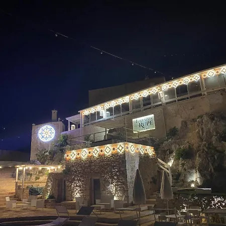 Konukevi La Terrazza Sulla Rupe Relais 4*
